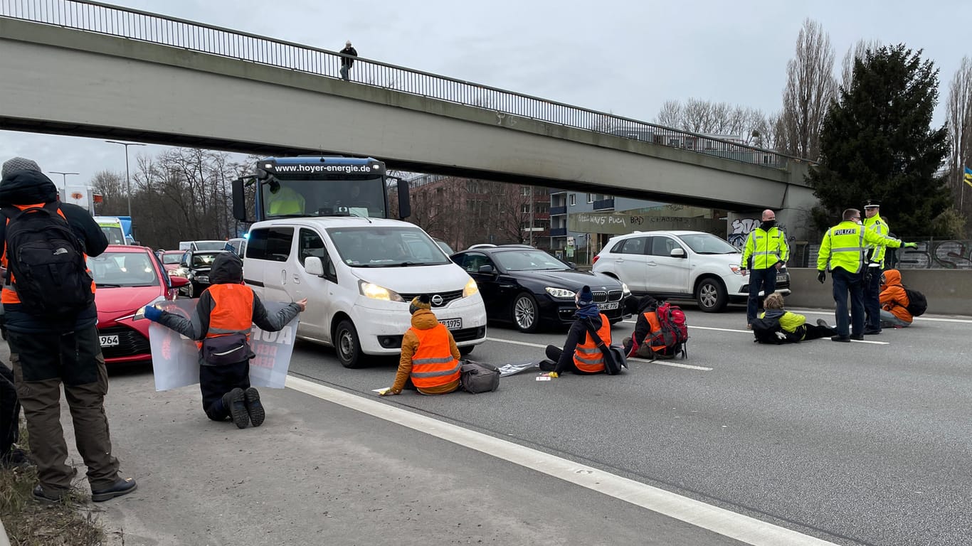 Aktivisten der Gruppe "Aufstand der letzten Generation" blockieren die Stadtautobahn 100: Bereits in der vergangenen Woche hatten sie Autobahnen blockiert.