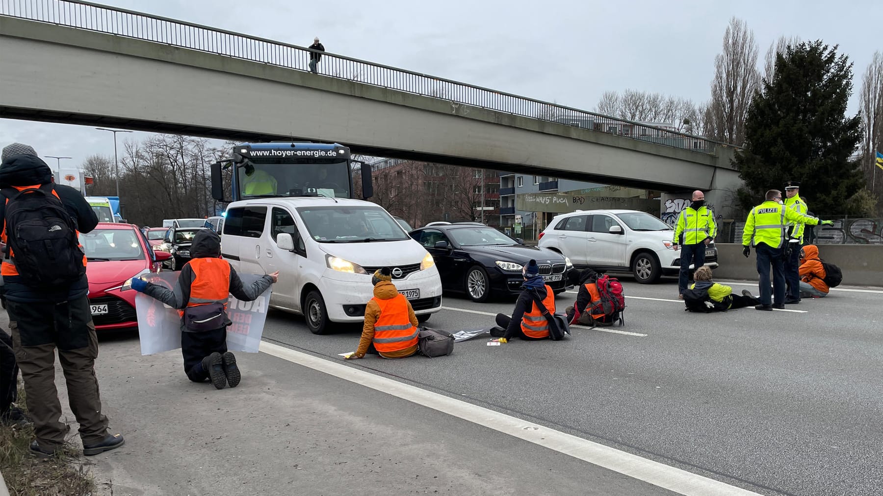 Video Sorgt Für Empörung: Klimaaktivisten Blockieren Straßen In Berlin ...