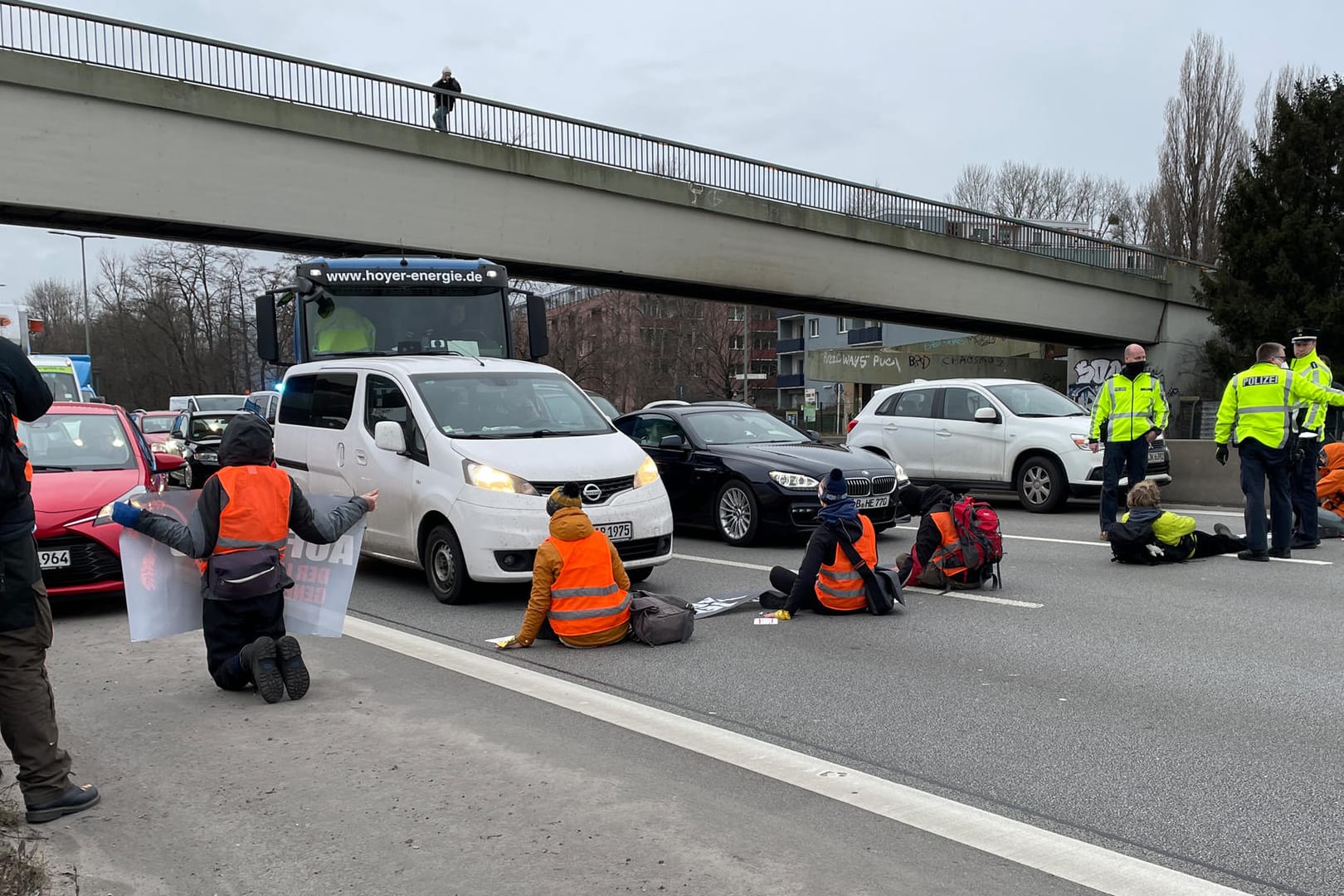 Aktivisten der Gruppe "Aufstand der letzten Generation" blockieren die Stadtautobahn 100: Bereits in der vergangenen Woche hatten sie Autobahnen blockiert.