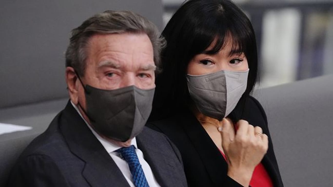 Altkanzler Gerhard Schröder und seine Frau Soyeon Schröder-Kim vor der Kanzlerwahl 2021 auf der Tribüne des Bundestages.
