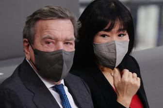 Altkanzler Gerhard Schröder und seine Frau Soyeon Schröder-Kim vor der Kanzlerwahl 2021 auf der Tribüne des Bundestages.