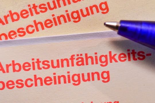 Im Corona-Jahr 2021 sind die Krankschreibungen von Beschäftigten bei der Arbeit nach einer Analyse der Techniker Krankenkasse (TK) auf einen Tiefstand gesunken.