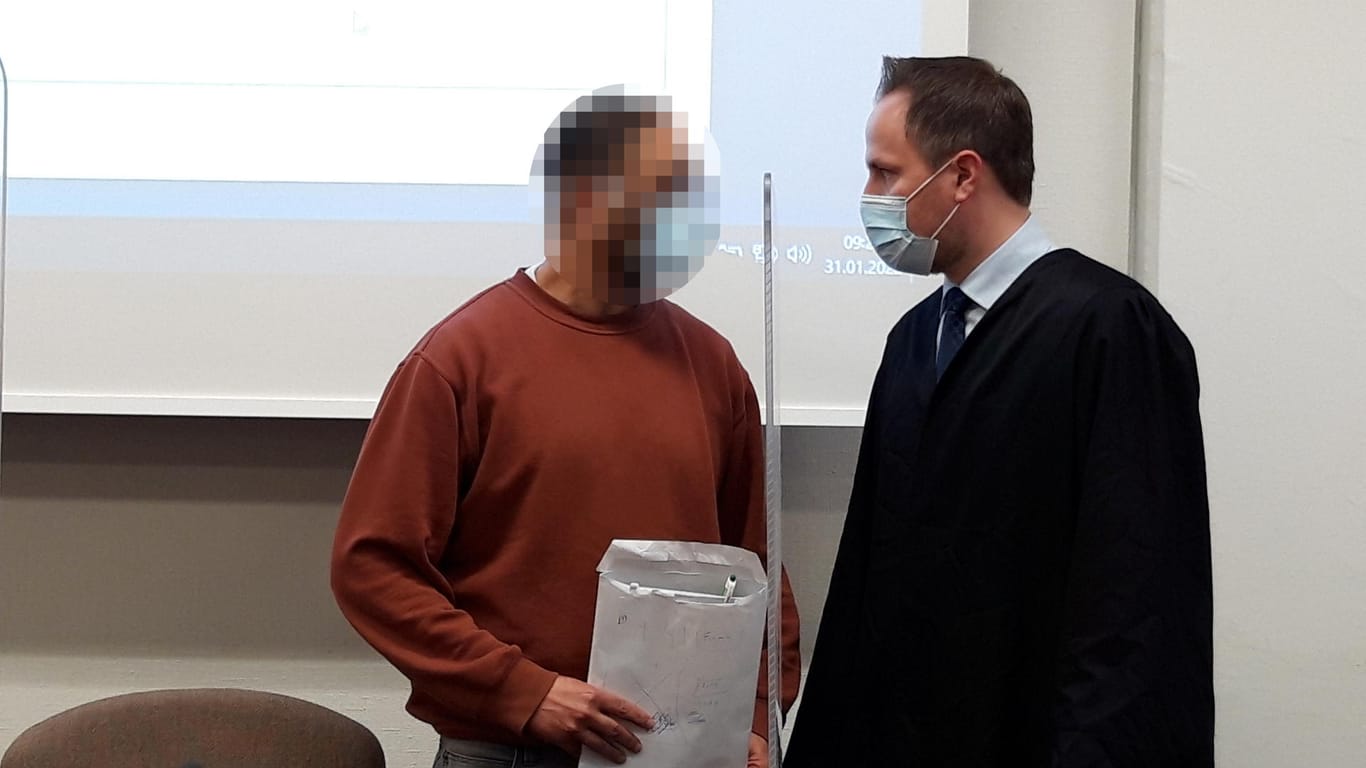 Der Angeklagte (links): Er spricht vor Prozessbeginn mit seinem Anwalt, Strafverteidiger Ingmar Rosentreter.