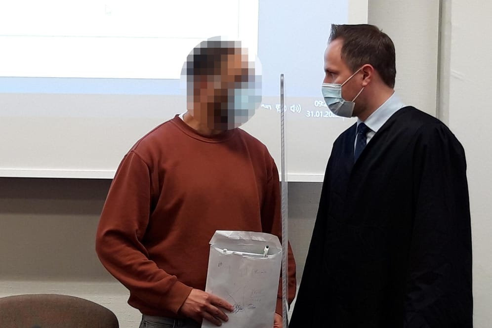 Der Angeklagte (links): Er spricht vor Prozessbeginn mit seinem Anwalt, Strafverteidiger Ingmar Rosentreter.