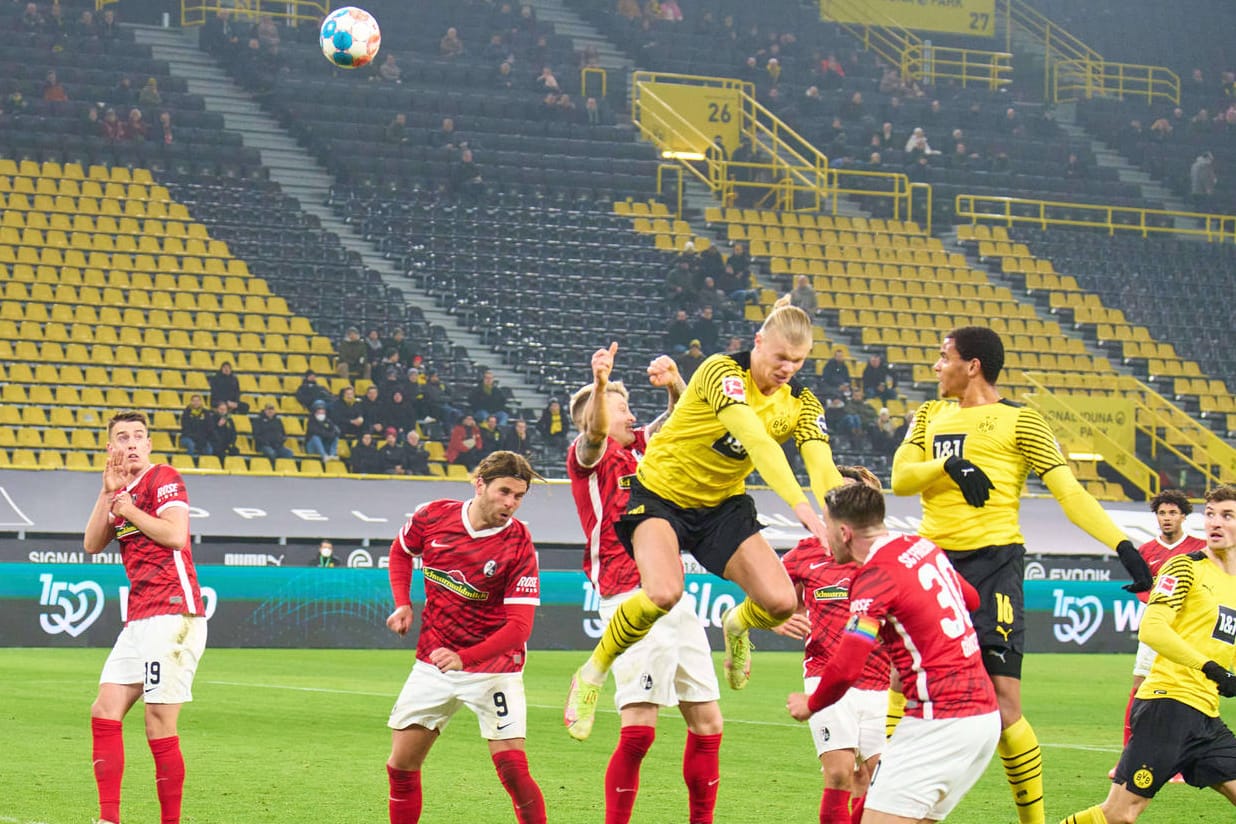 Akteure von BVB und Freiburg bei einem Heimspiel der Borussia: Im Hintergrund sind nur wenige Fans zu sehen. Das soll ich bald ändern.