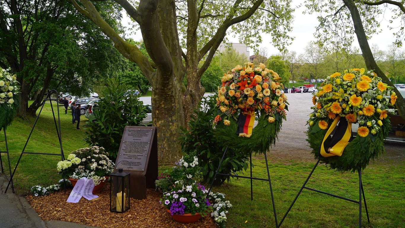 Kränze bei einer Gedenkfeier zehn Jahre nach dem Polizistenmord von Heilbronn: Die Tat konnte dem NSU zugeordnet werden.
