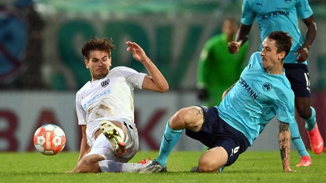 Der Mittelfeldspieler des FC Bayern München, Adrian Fein (r), war zuletzt an die SpVgg Greuther Fürth verliehen.