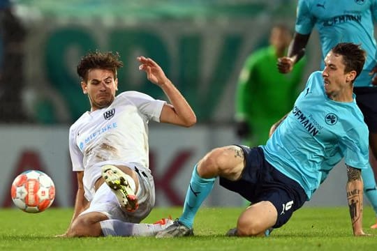 Der Mittelfeldspieler des FC Bayern München, Adrian Fein (r), war zuletzt an die SpVgg Greuther Fürth verliehen.