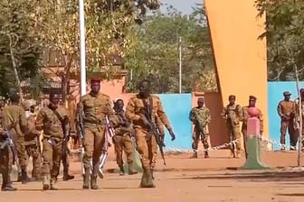 Meuternde Soldaten vor dem Militärlager Guillaume Ouedraogo in Ouagadougou.