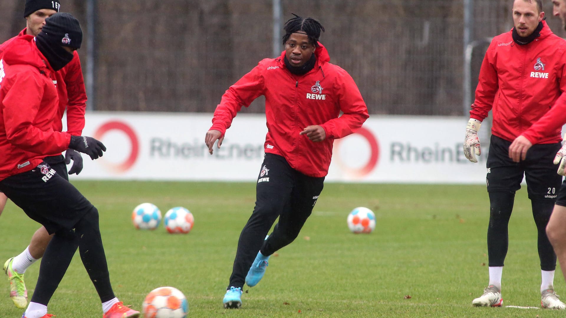 Bright Arrey-Mbi (m): 1. Training des Neuzugangs, der vom FC Bayern München nach Köln gewechselt ist