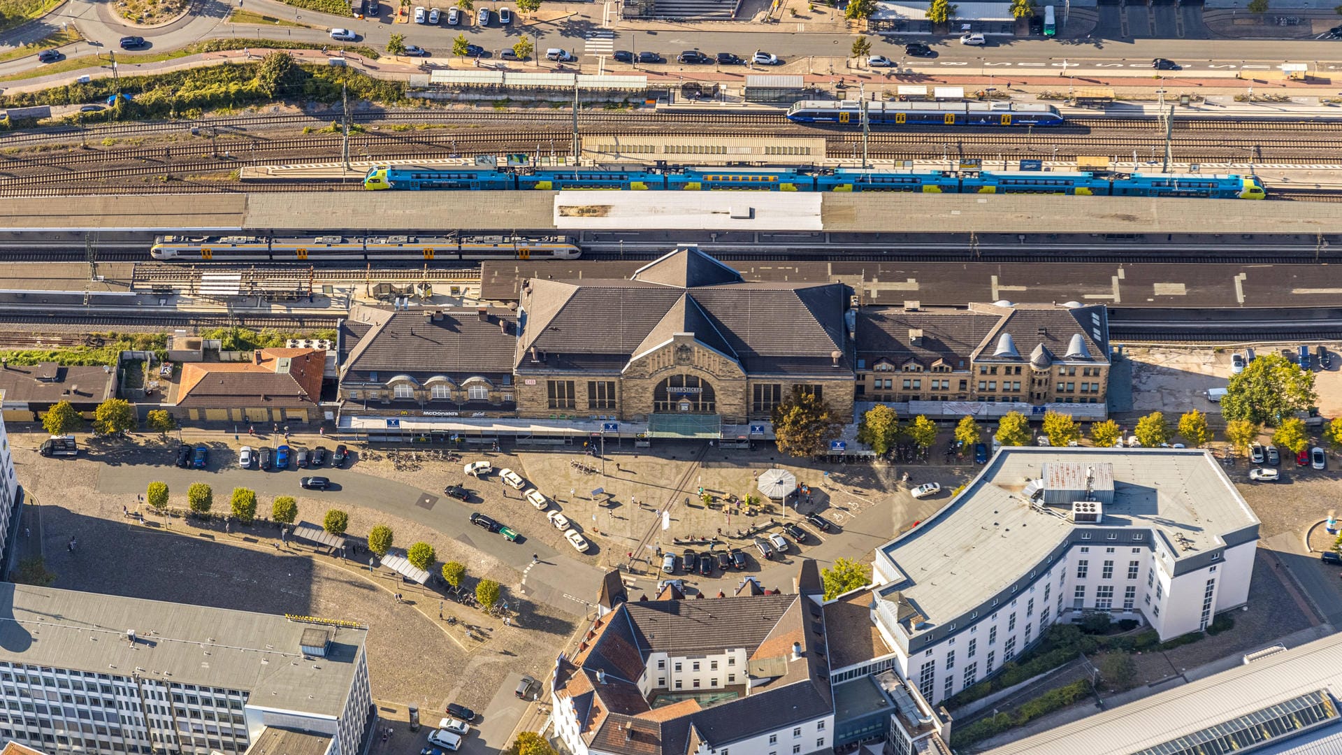 Luftbild des Hauptbahnhofs in Bielefeld: Hier wollte ein junger Mann einen 19-Jährigen angreifen und verletzte sich am Ende selbst. Luftbild des Hauptbahnhofs in Bielefeld: Hier wollte ein junger Mann einen 19-Jährigen angreifen und verletzte sich am Ende selbst.