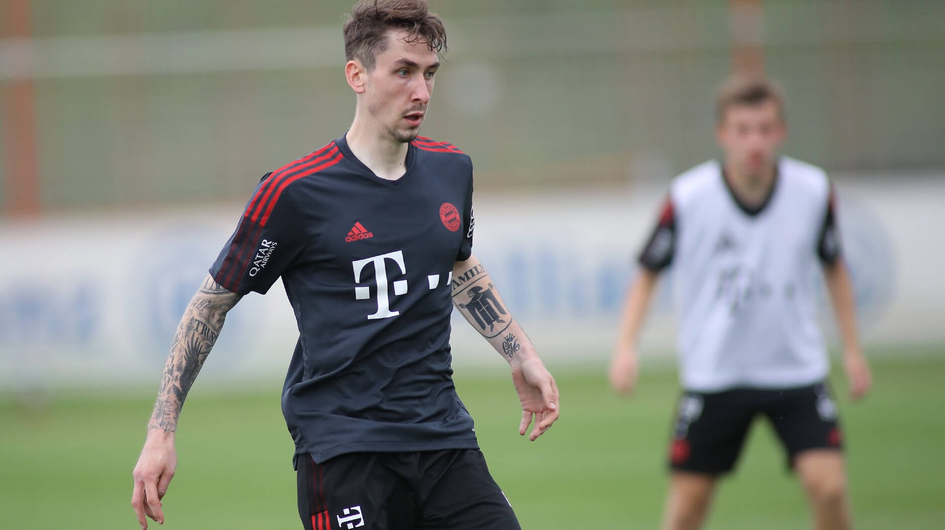 Adrian Fein beim Bayern-Trainingsauftakt im Juli 2021: Der Mittelfeldspieler wird erneut verliehen.