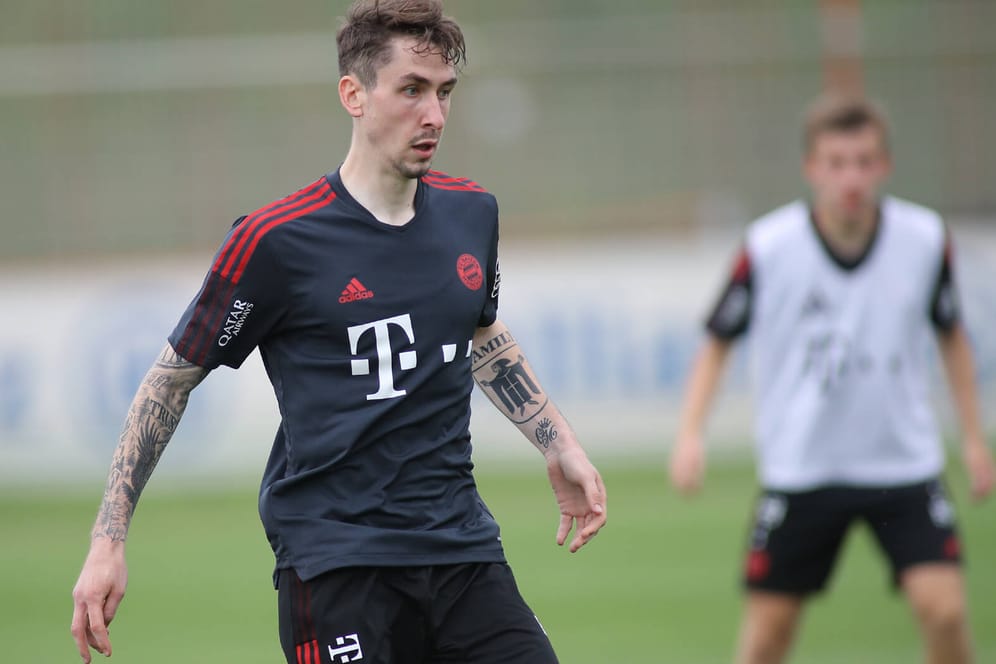 Adrian Fein beim Bayern-Trainingsauftakt im Juli 2021: Der Mittelfeldspieler wird erneut verliehen.