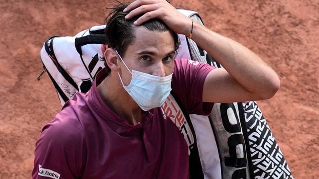 Tennisspieler Dominic Thiem fährt sich durch die Haare als er nach einem Spiel den Platz verlässt. Tennisspieler Dominic Thiem fährt sich durch die Haare als er nach einem Spiel den Platz verlässt.