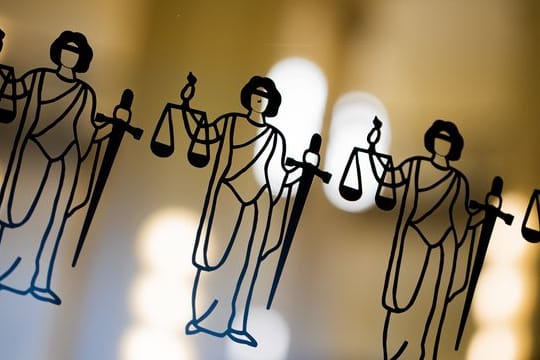 Die Justitia ist an einer Scheibe am Eingang zum Oberlandesgericht zu sehen (Symbolbild): Ermittlungen werden gegen den Oberstaatsanwalt bereits seit 2019 geführt.