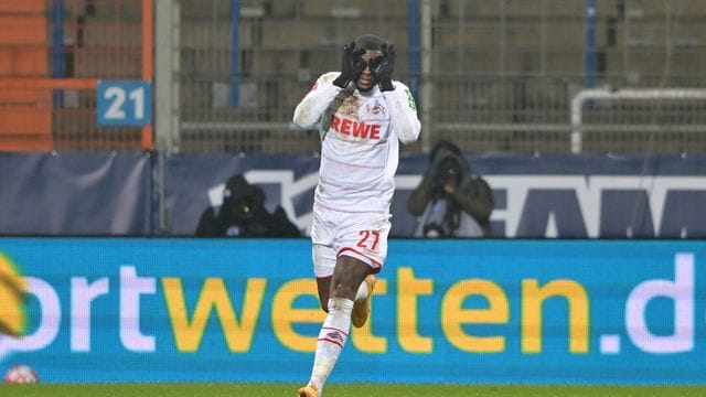 Kölns Stürmer Anthony Modeste jubelt nach einem Tor in für ihn typischer Manier. Kölns Stürmer Anthony Modeste jubelt nach einem Tor in für ihn typischer Manier.