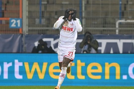 Kölns Stürmer Anthony Modeste jubelt nach einem Tor in für ihn typischer Manier.