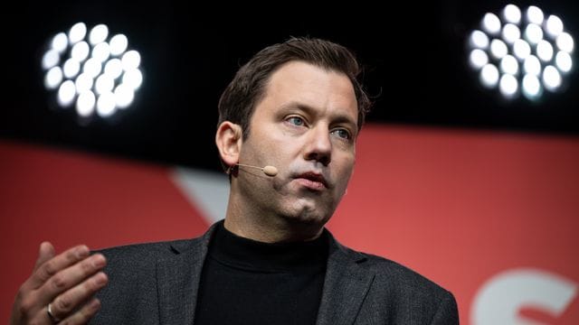 Lars Klingbeil, Vorsitzender der SPD, äußert sich bei einer Pressekonferenz zu der Klausur des SPD-Präsidiums. Lars Klingbeil, Vorsitzender der SPD, äußert sich bei einer Pressekonferenz zu der Klausur des SPD-Präsidiums.