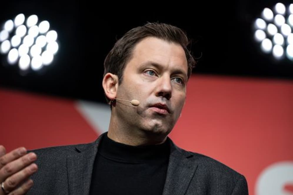 Lars Klingbeil, Vorsitzender der SPD, äußert sich bei einer Pressekonferenz zu der Klausur des SPD-Präsidiums.