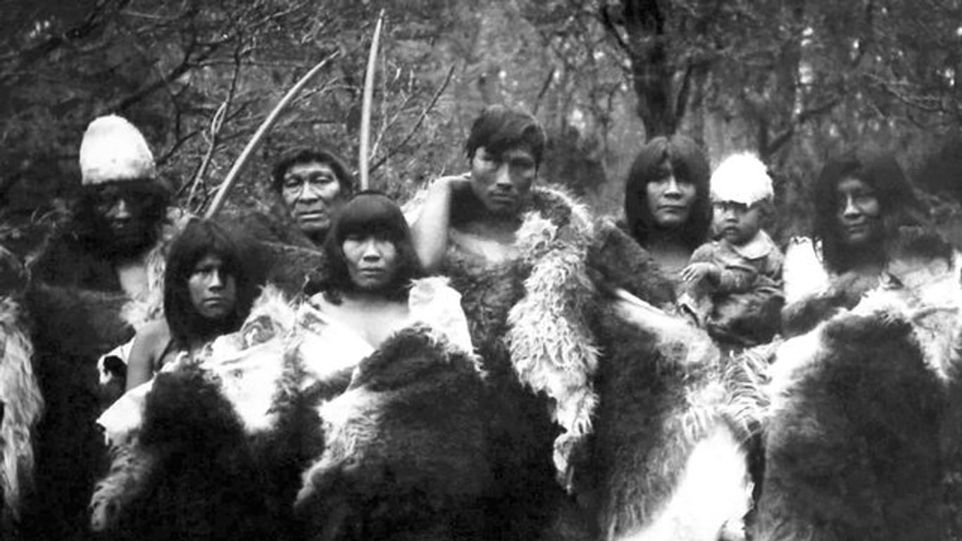 Eingeborene von Cordova zwischen 1906 und 1915 am Copper River in Alaska in einer Szene der Dokumentation "Rottet die Bestien aus!".