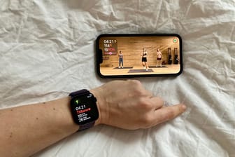 Fitness+ auf dem iPhone: Die Fitnessvideos zeigen etwa auch den Puls, den die Apple Watch während der Trainings misst.