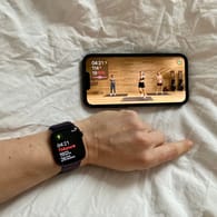 Fitness+ auf dem iPhone: Die Fitnessvideos zeigen etwa auch den Puls, den die Apple Watch während der Trainings misst.