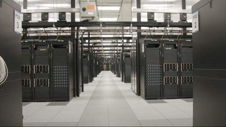 Serverreihen des neuen Supercomputers RSC: Meta hofft, die Künstliche Intelligenz damit voranzubringen.