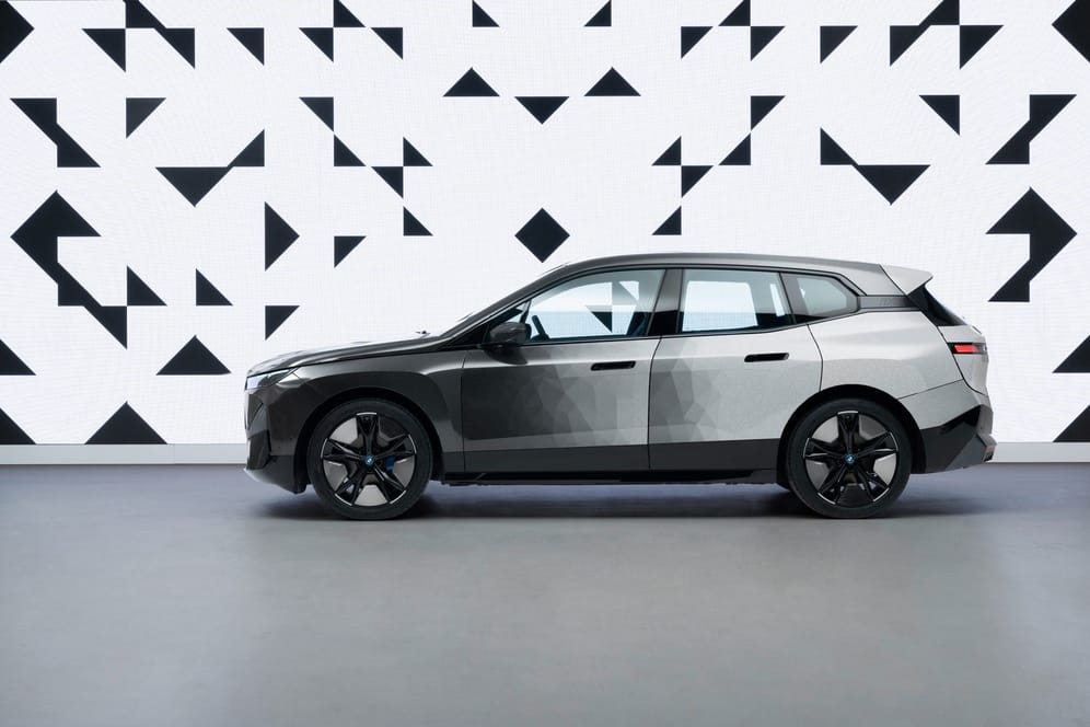 BMW iX Flow: Durch ein nahezu vollflächig aufgebrachtes E-Ink-Display kann das Fahrzeug seine Farbe – oder besser gesagt seine Graustufe – beliebig wechseln.