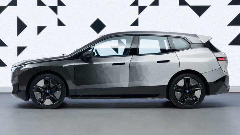 BMW iX Flow: Durch ein nahezu vollflächig aufgebrachtes E-Ink-Display kann das Fahrzeug seine Farbe – oder besser gesagt seine Graustufe – beliebig wechseln.