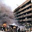 7. August 1998: Bei fast zeitgleichen Bombenanschlägen auf die US-Botschaften in Nairobi (Kenia) und Daressalam (Tansania) sterben 230 Menschen. Mehr als 5000 Menschen werden verletzt. Als Drahtzieher gelten Osama bin Laden und sein Netzwerk Al-Kaida. Besonders verheerend ist der Anschlag in Nairobi, bei dem 219 Menschen ums Leben kommen. Unter den Toten sind zwölf Amerikaner und rund 100 kenianische Botschaftsmitarbeiter.