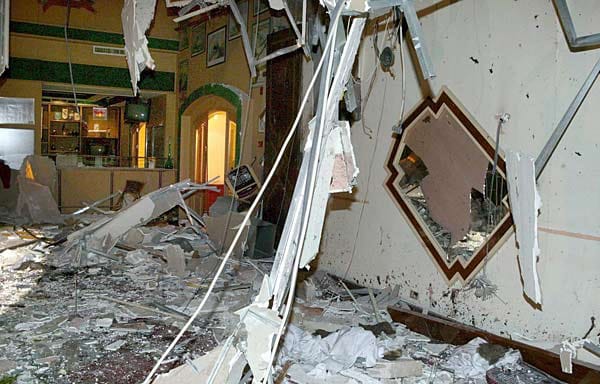 9. November 2005: Drei Selbstmordattentäter reißen in der jordanischen Hauptstadt Amman 60 Menschen mit in den Tod. Die stärkste Explosion ereignet sich im Radisson SAS Hotel während einer Hochzeitsfeier, wo sich der Terrorist unter die Gäste mischte. Auch in den Fünf-Sterne-Hotels Grand Hyatt und Days Inn detonieren Bomben. Die bis dahin im Irak operierende Terrorgruppe Al-Kaida im Zweistromland um den Jordanier Abu Mussab al-Sarkawi bekennt sich zu der Tat.