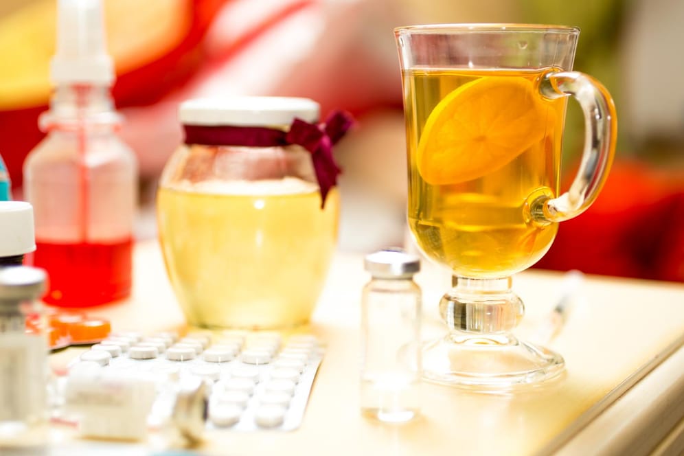 Tee mit Zitrone, Inhalieren von ätherischen Ölen oder schleimlösende Medikamente: Nicht alle Mittel gegen Bronchitis dürfen kombiniert werden.
