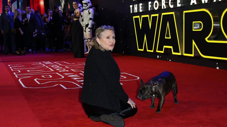 Carrie Fisher und ihr Begleiter Gary fühlen sich tierisch wohl bei der Star-Wars-Premiere.