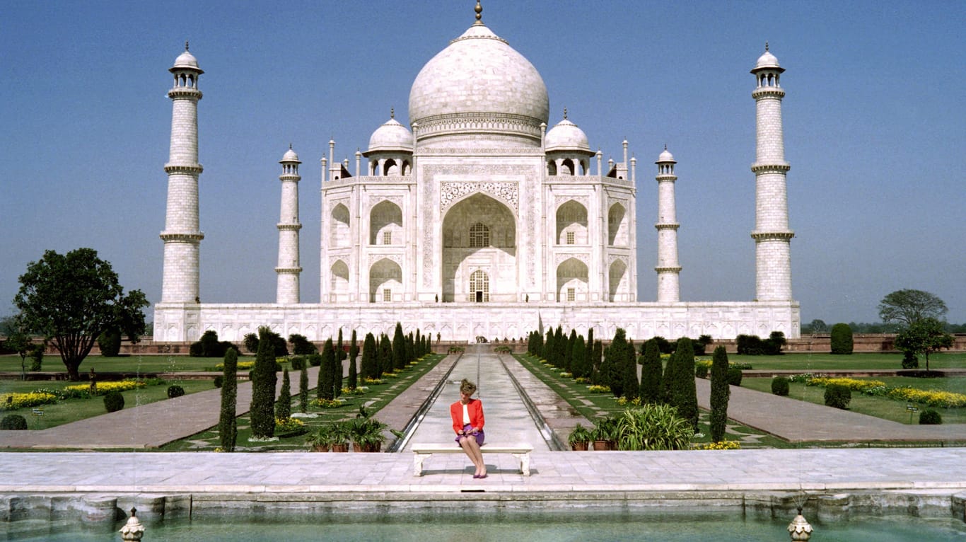 Prinzessin Diana 1992 vor dem Taj Mahal.