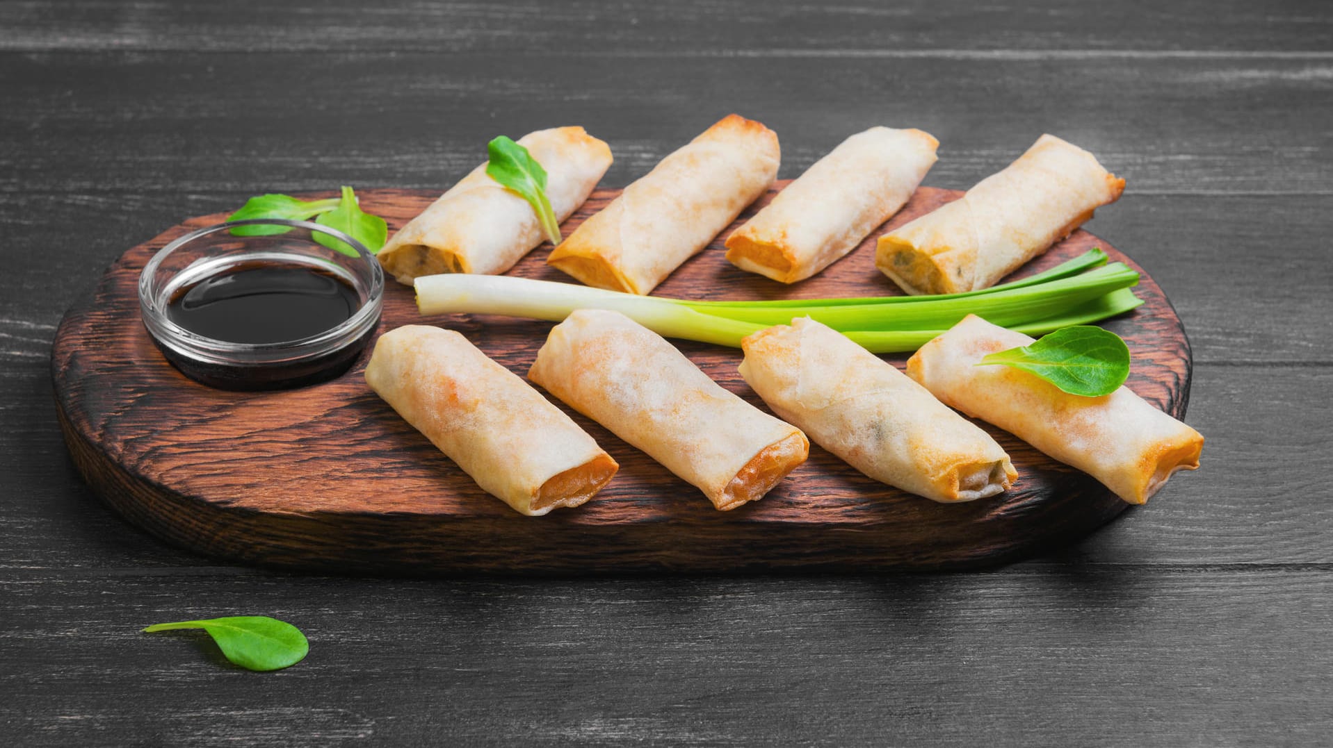 Frühlingsrollen: Sie sind ein beliebter asiatischer Snack, der aus Reispapier hergestellt wird.