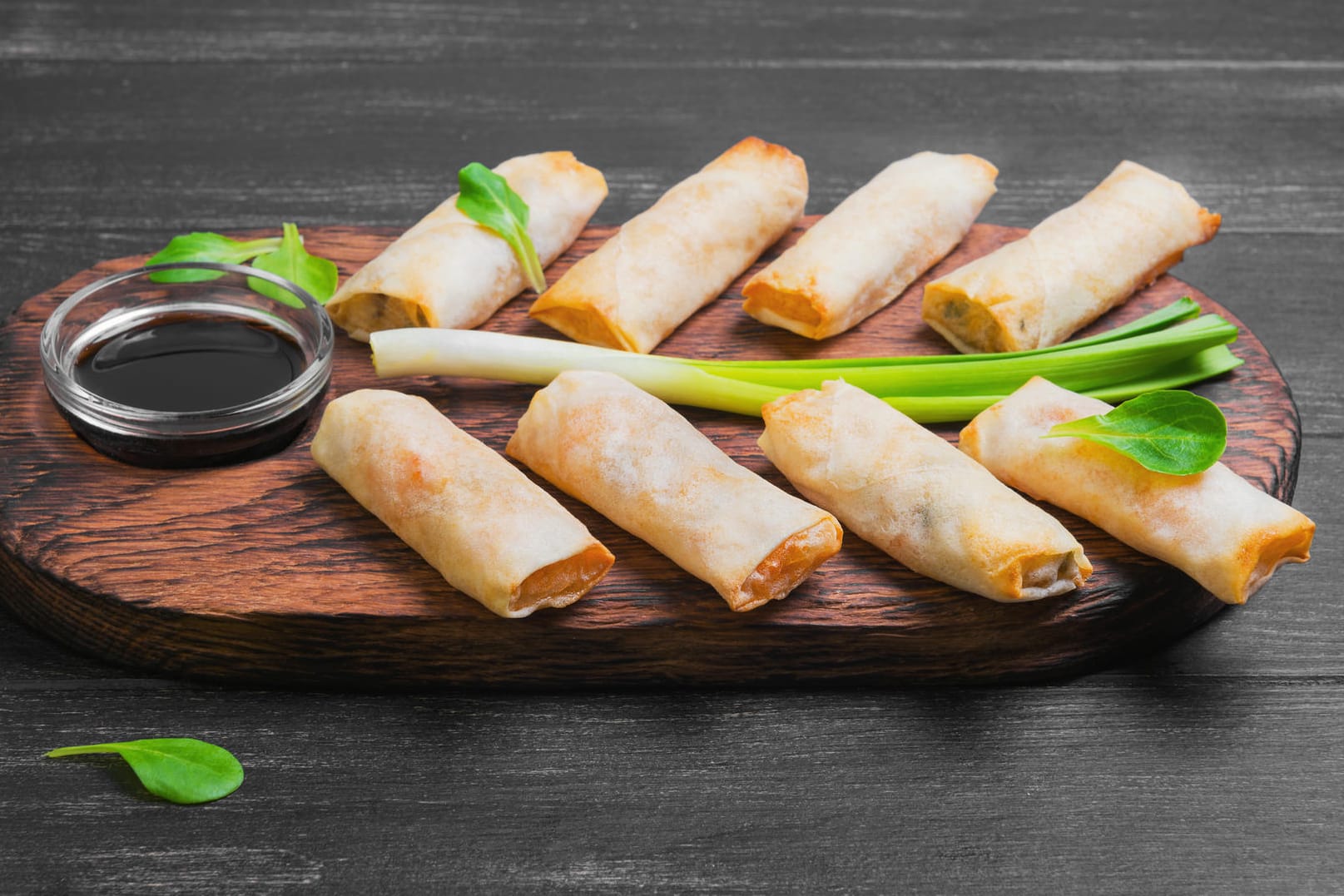 Frühlingsrollen: Sie sind ein beliebter asiatischer Snack, der aus Reispapier hergestellt wird.