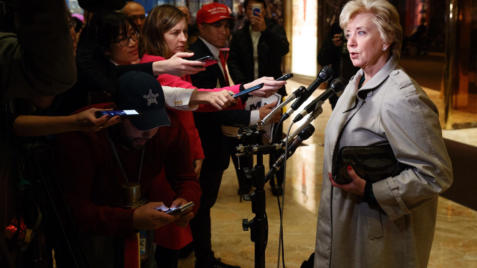 Linda McMahon vor Journalisten im Trump-Tower.