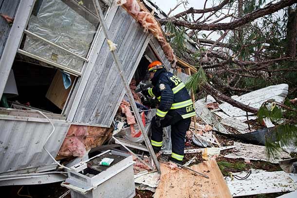 Rettungskräfte durchsuchen einen zerstörten Wohnwagen in einem Trailerpark in Albany.