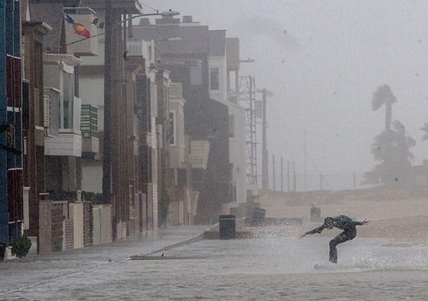 Ein Jugendlicher surft durch das überflutete Seal Beach in Kalifornien.