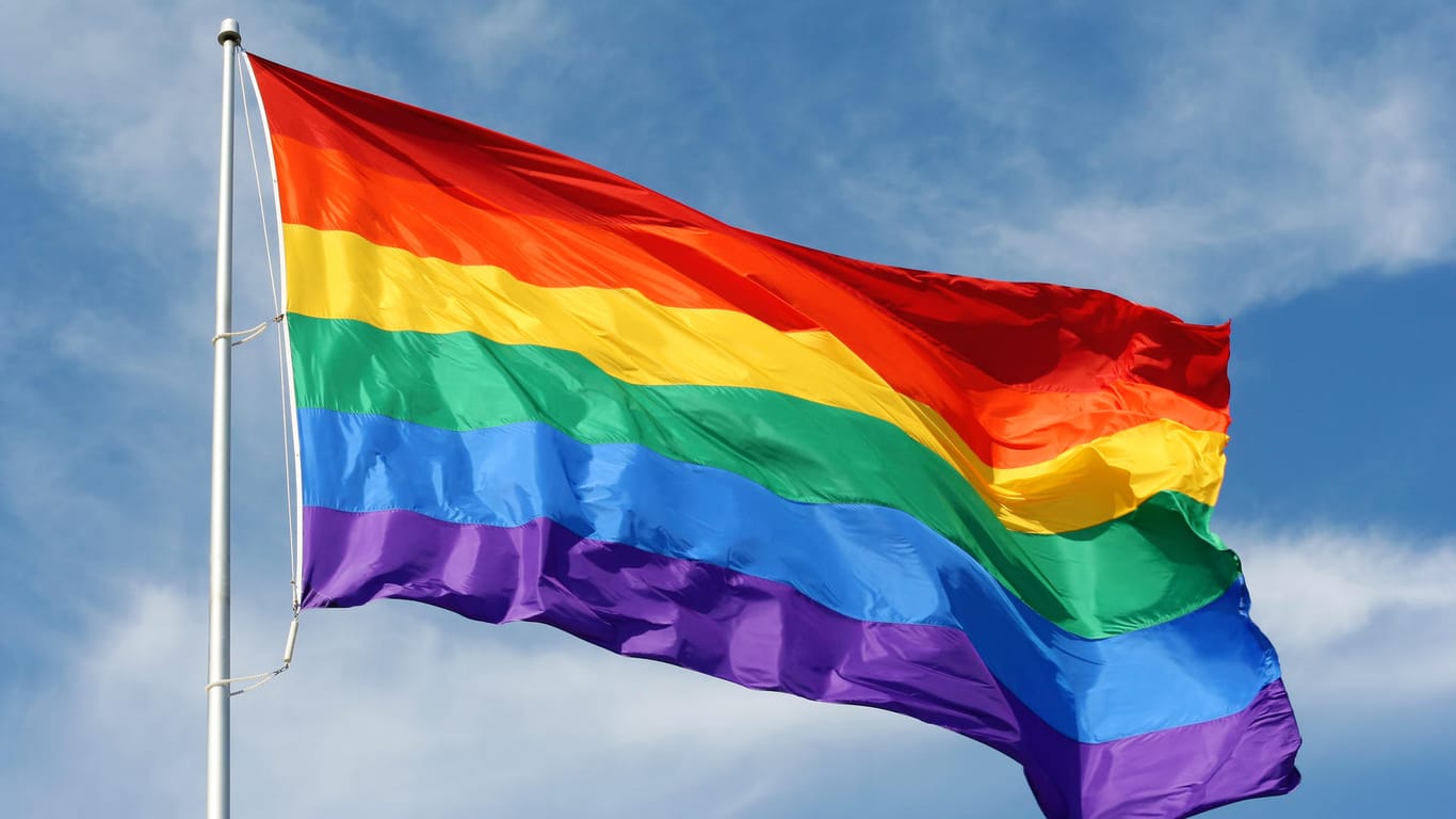 Regenbogenfahne: Sie wird international als Zeichen der Verbundenheit oder Solidarität mit der LGBTIQ-Szene verwendet.