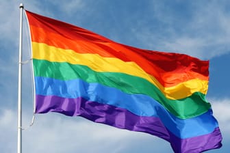 Regenbogenfahne: Sie wird international als Zeichen der Verbundenheit oder Solidarität mit der LGBTIQ-Szene verwendet.