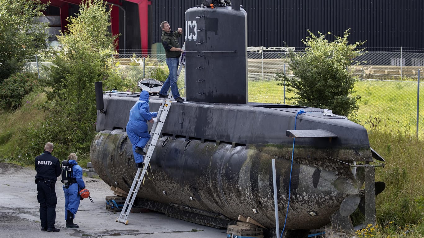 Dänische Polizisten besteigen das geborgene U-Boot Nautilus von Peter Madsen.
