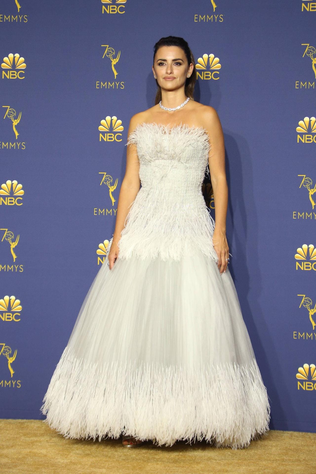 Wie eine Feder: Hollywoodschauspielerin Penelope Cruz wählte ein schulterfreies Abendkleid mit aufwendiger Verzierung. Wie eine Feder: Hollywoodschauspielerin Penelope Cruz wählte ein schulterfreies Abendkleid mit aufwendiger Verzierung.