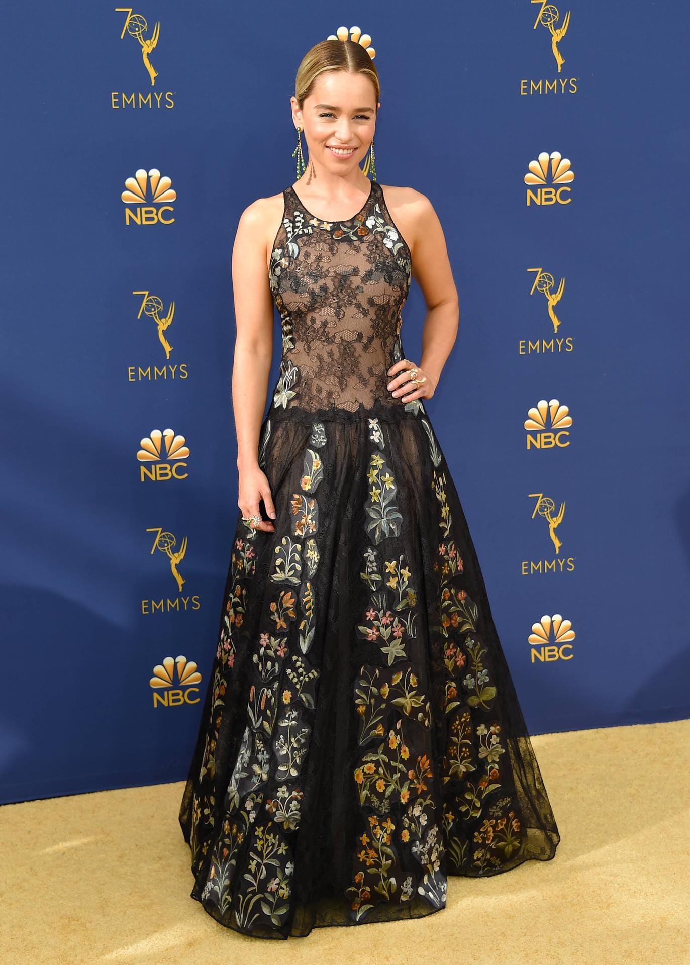 Transparenz auf dem roten Teppich: "Game of Thrones"-Beauty Emilia Clarke ließ in ihrem Kleid tief blicken. Transparenz auf dem roten Teppich: "Game of Thrones"-Beauty Emilia Clarke ließ in ihrem Kleid tief blicken.