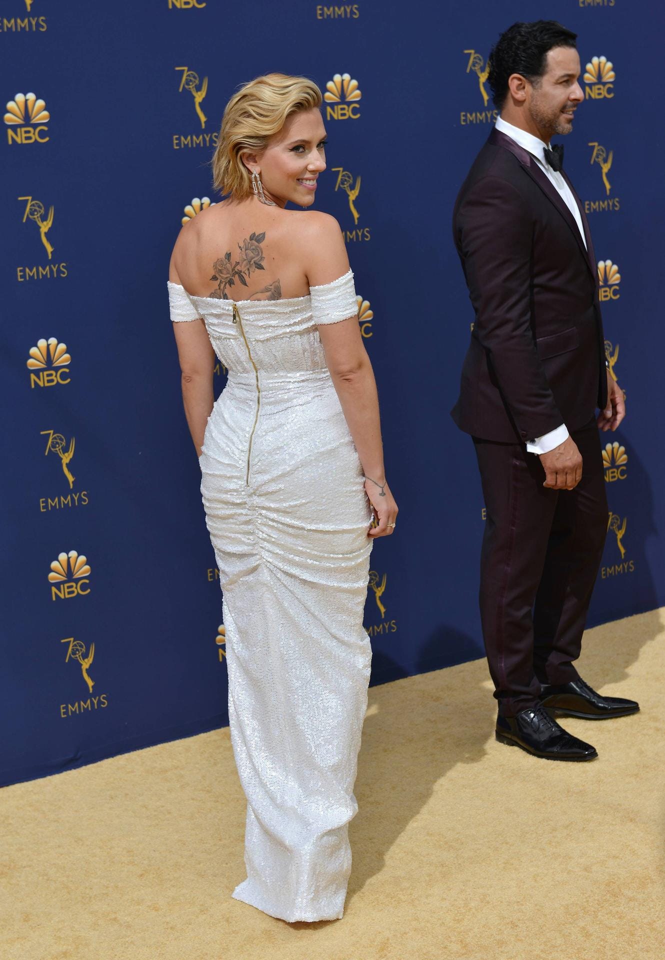 Ein schöner Rücken: Scarlett Johansson offenbarte in ihrem schmal geschnittenen Abendkleid ihr opulentes Tattoo. Ein schöner Rücken: Scarlett Johansson offenbarte in ihrem schmal geschnittenen Abendkleid ihr opulentes Tattoo.