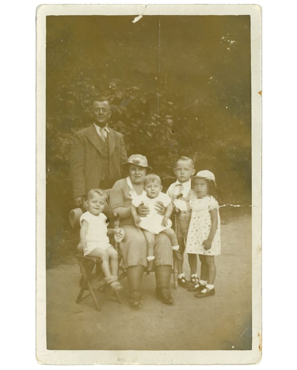 Die Eltern der Familie Rippich mit ihren vier Kindern im Berliner Humboldthain im Frühjahr 1937