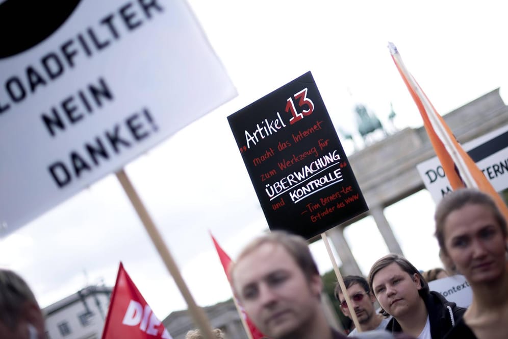 "Save the Internet"-Demo in Berlin: Am 23. März wollen die Gegner erneut gegen Artikel 13 der umstrittenen EU-Urheberrechtsreform demonstrieren.
