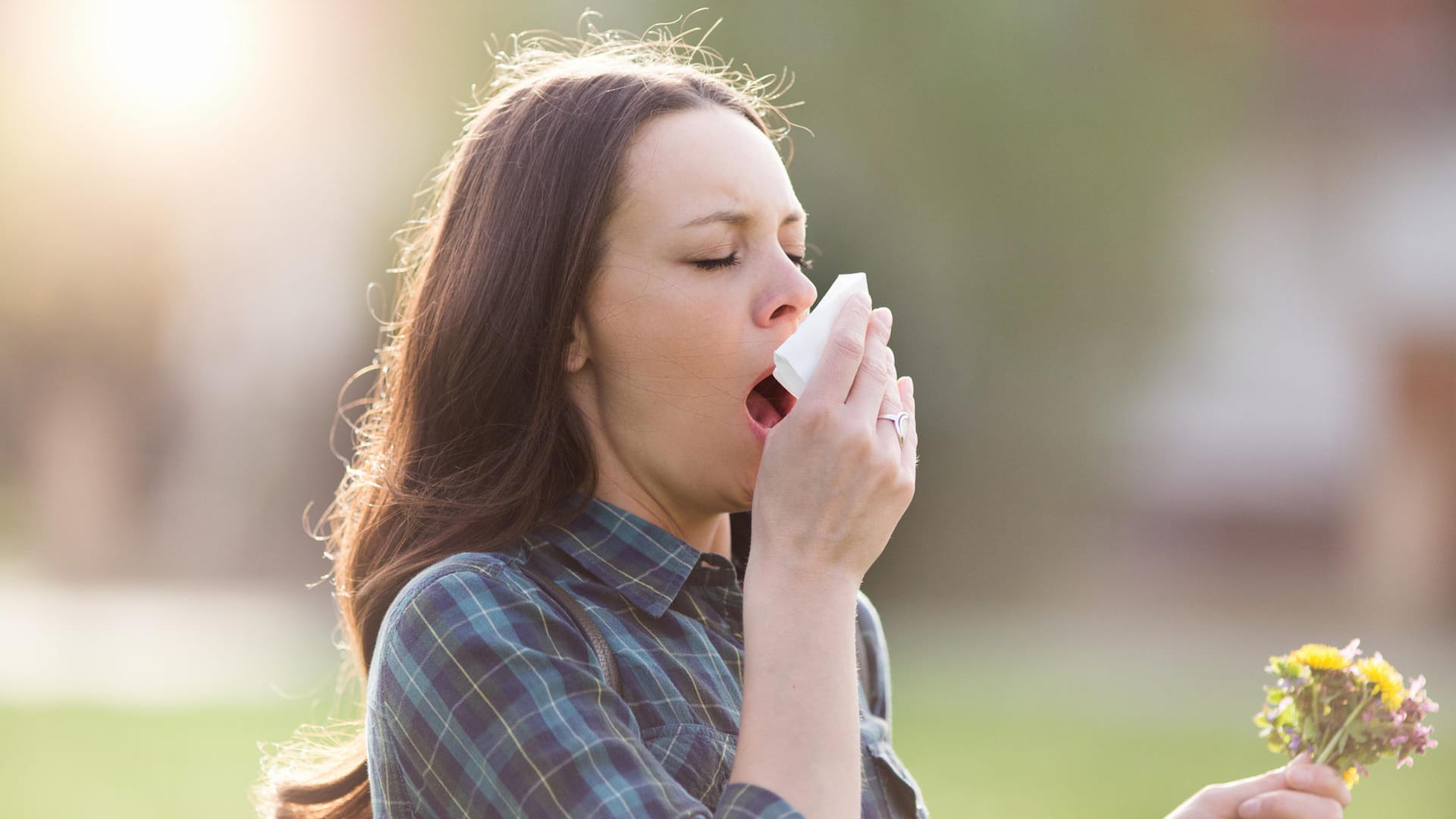 Heuschnupfen kann zur Qual werden: Es ist eine Fehlreaktion des Immunsystems auf eigentlich harmlose Pollen.