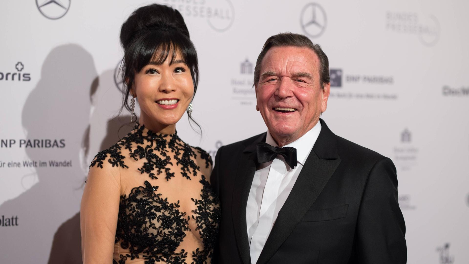 November 2018: Gerhard Schröder besucht mit seiner fünften Ehefrau Soyeon Kim den 67. Bundespresseball. Im gleichen Jahr heiraten die beiden in Seoul. Schröder trennt sich 2015 nach 17 Jahren Ehe von Doris Schröder-Köpf.