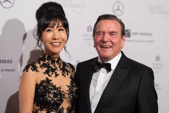 November 2018: Gerhard Schröder besucht mit seiner fünften Ehefrau Soyeon Kim den 67. Bundespresseball. Im gleichen Jahr heiraten die beiden in Seoul. Schröder trennt sich 2015 nach 17 Jahren Ehe von Doris Schröder-Köpf.